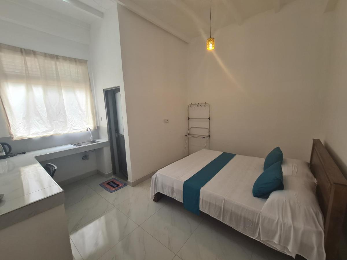 Ceylon Lodge - Airport Transit Hostel Негомбо Экстерьер фото