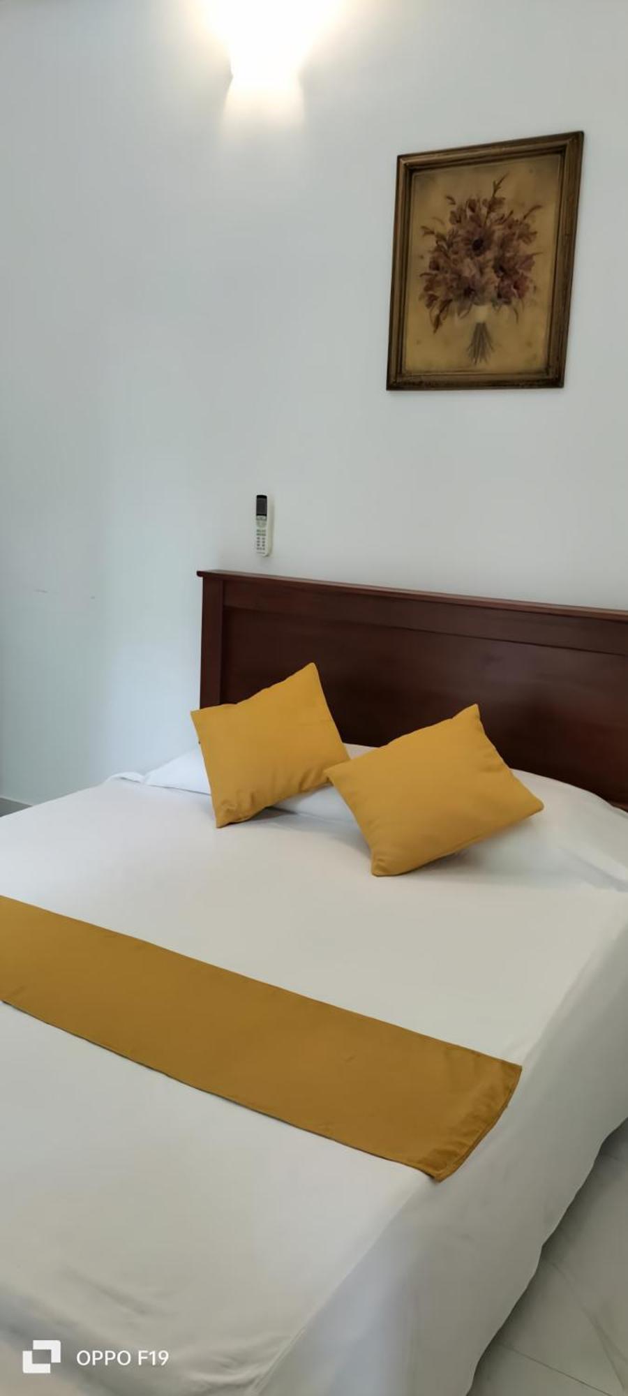 Ceylon Lodge - Airport Transit Hostel Негомбо Экстерьер фото